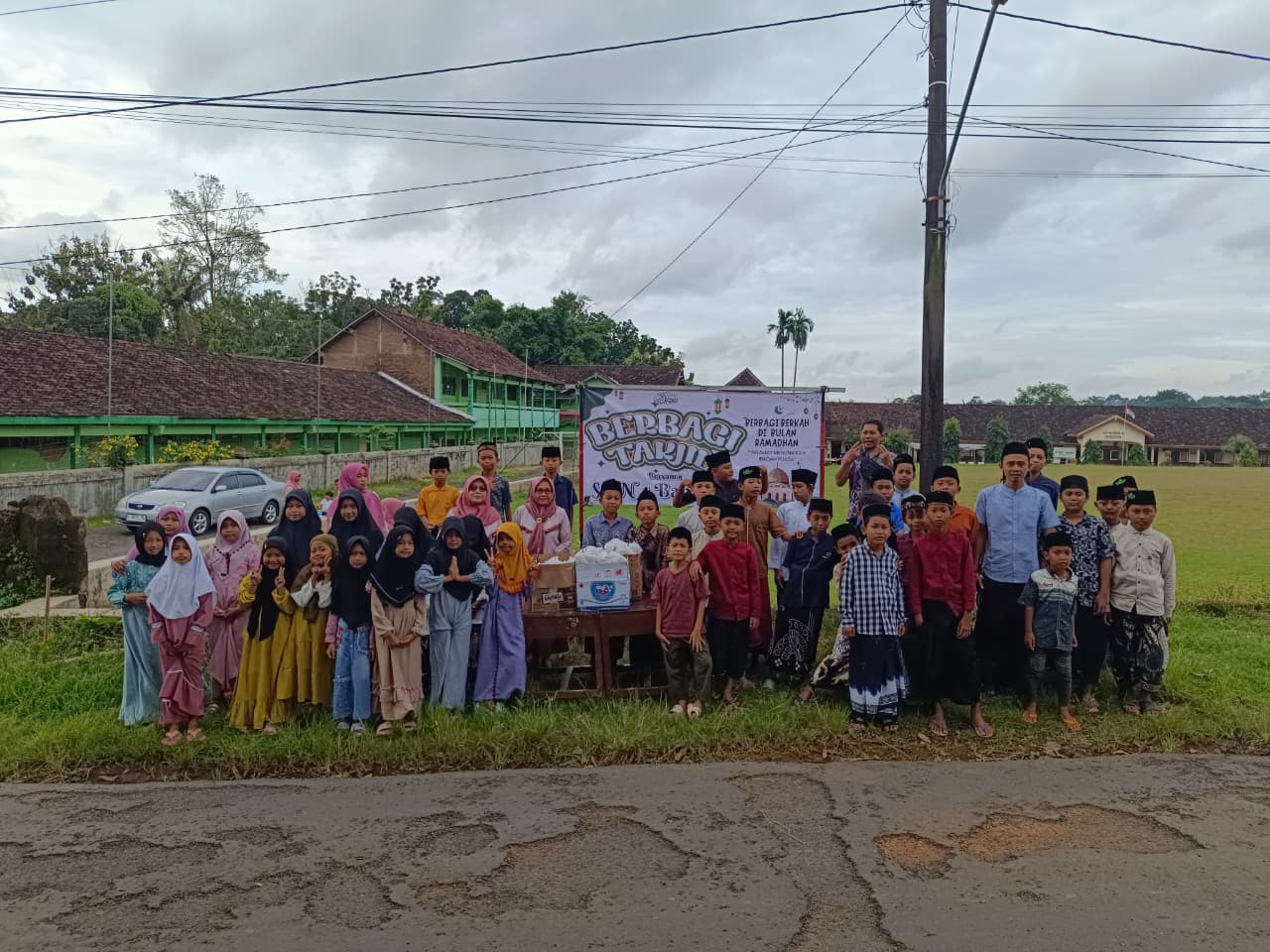 Berbagi Takjil di Bulan Ramadan Bersama Siswa dan Guru