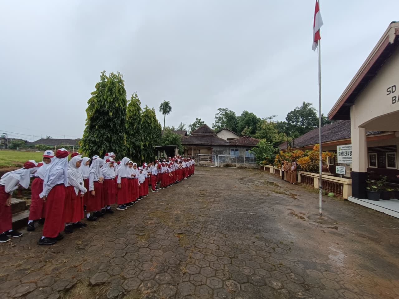 Upacara Bendera Hari Senin Berjalan Khidmat